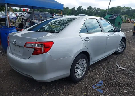 2014 Toyota Camry Le z USA, uszkodzony, nr VIN 4T1BF1FK7EU447555